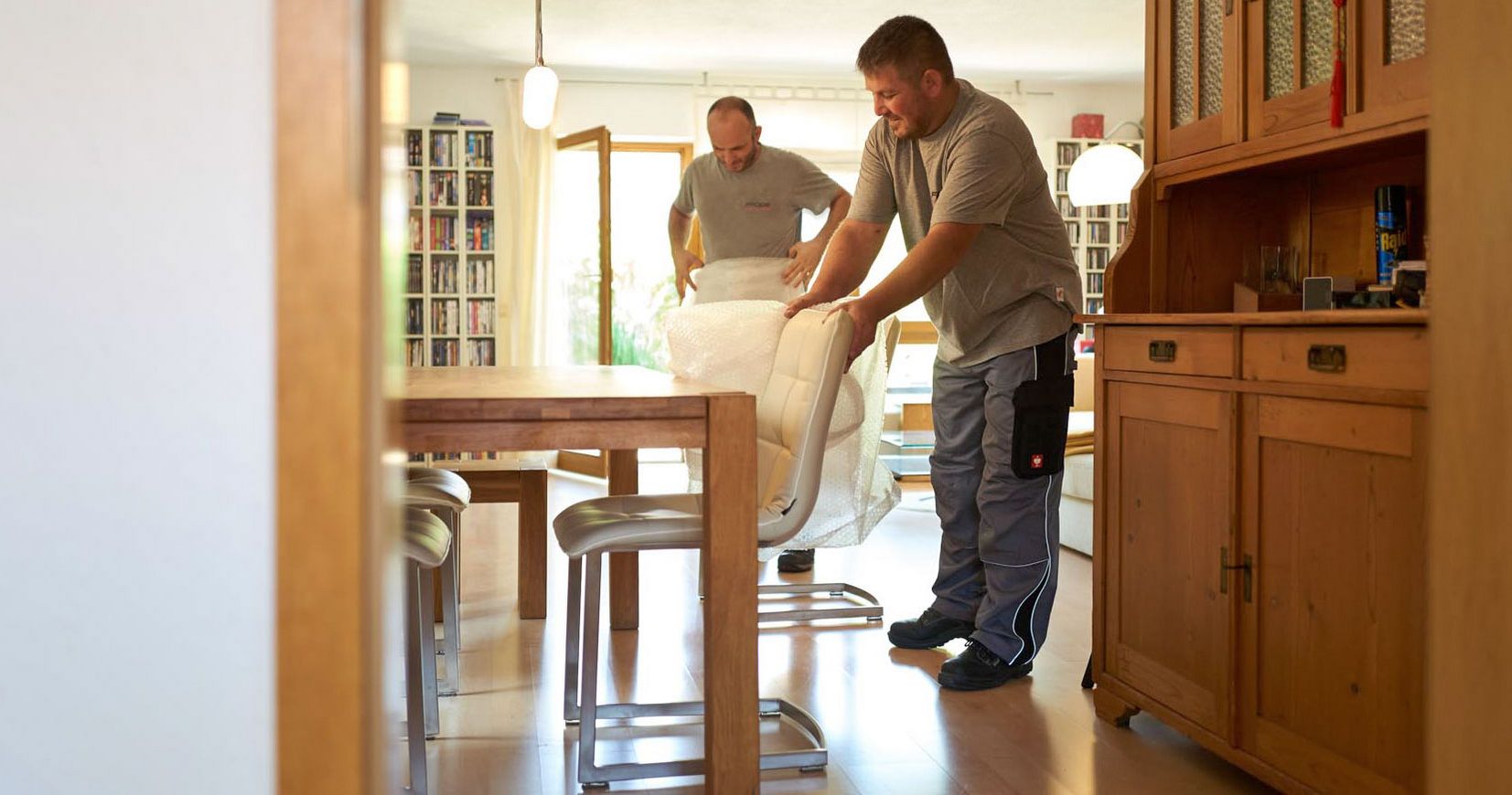 eCommerce Logistik mit FRÖDE: Pünktliche und sauber ausgeführte Auslieferung Ihrer Möbel bei Ihren Kunden.